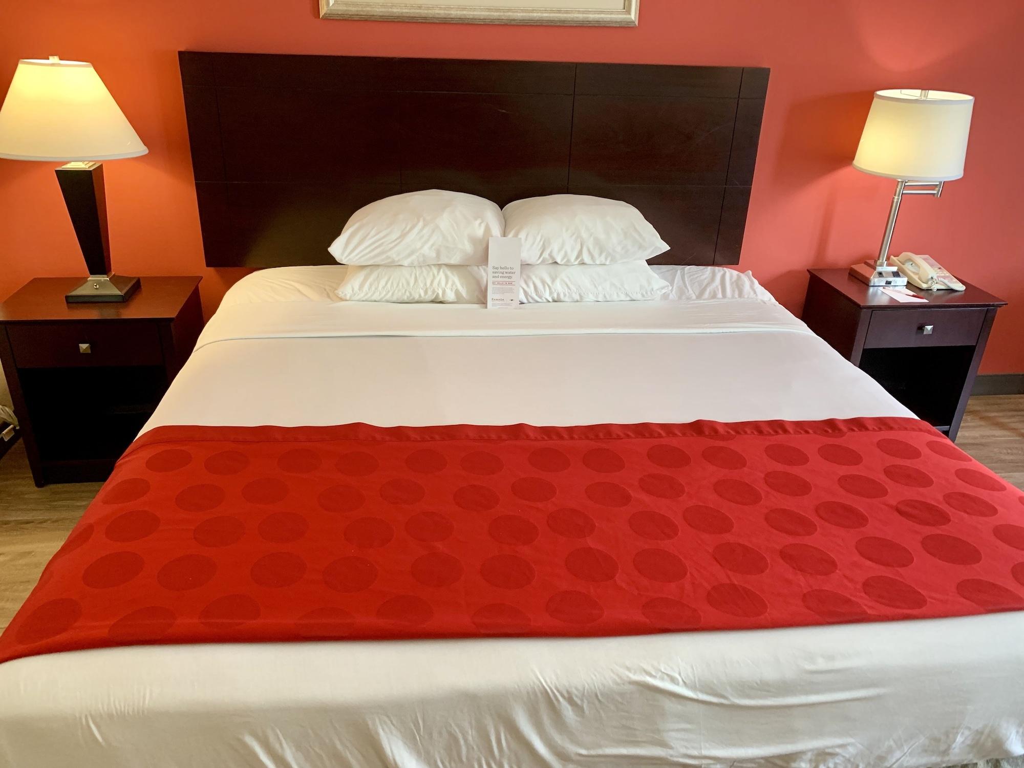 Ramada By Wyndham Newark/Wilmington Hotel Екстериор снимка