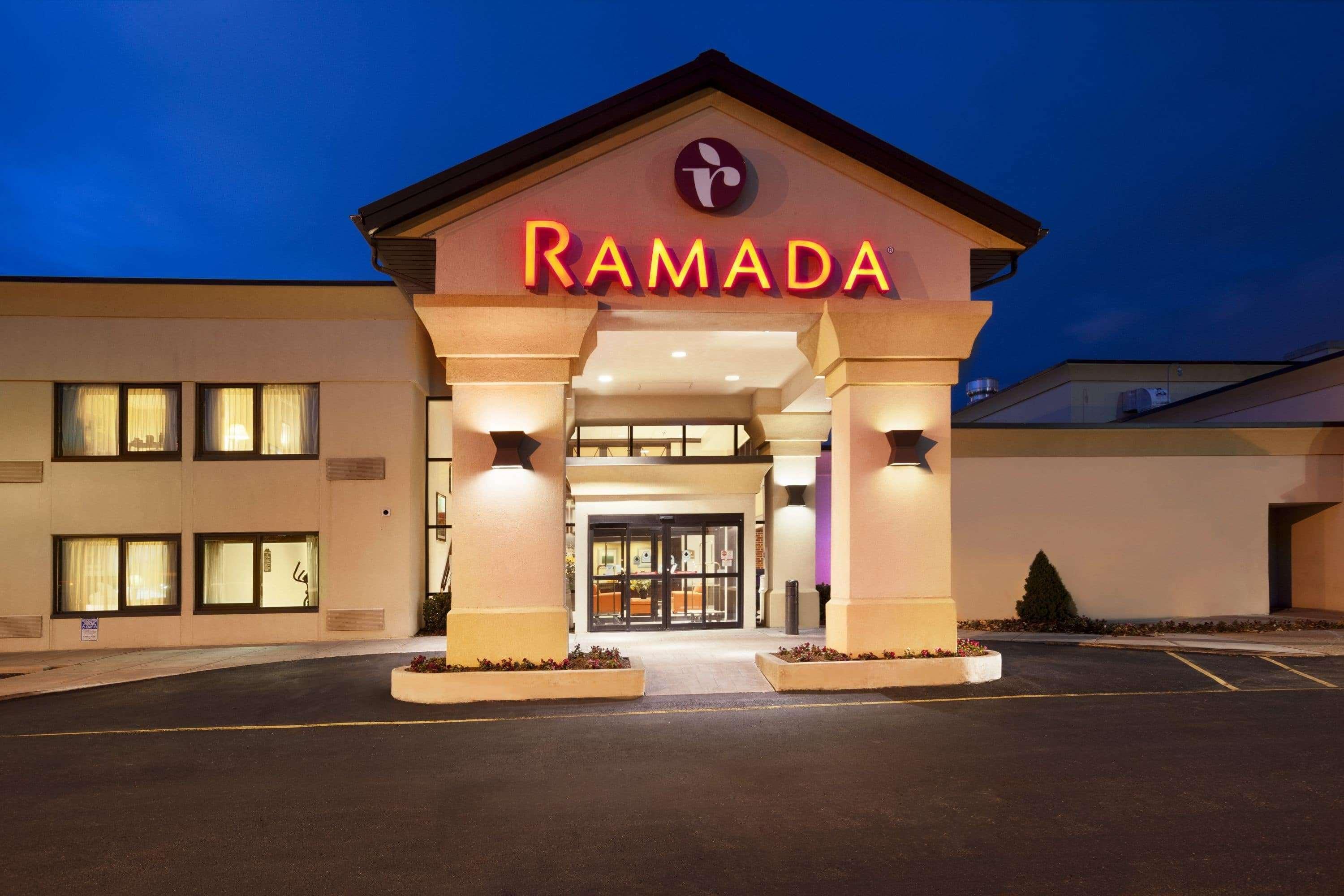 Ramada By Wyndham Newark/Wilmington Hotel Екстериор снимка