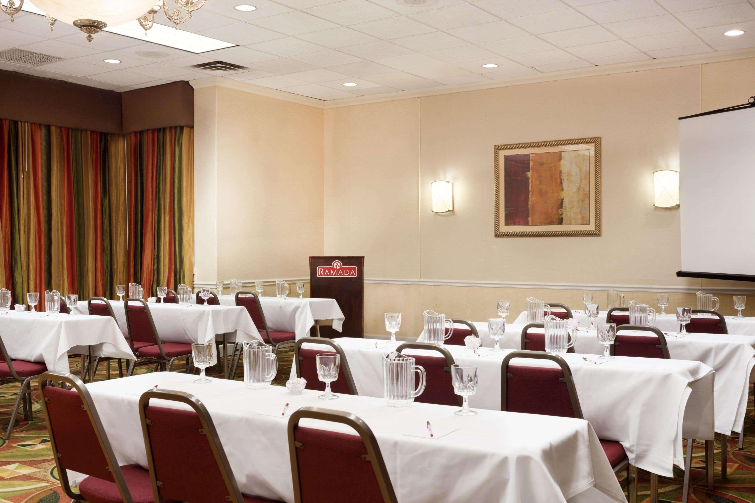 Ramada By Wyndham Newark/Wilmington Hotel Екстериор снимка