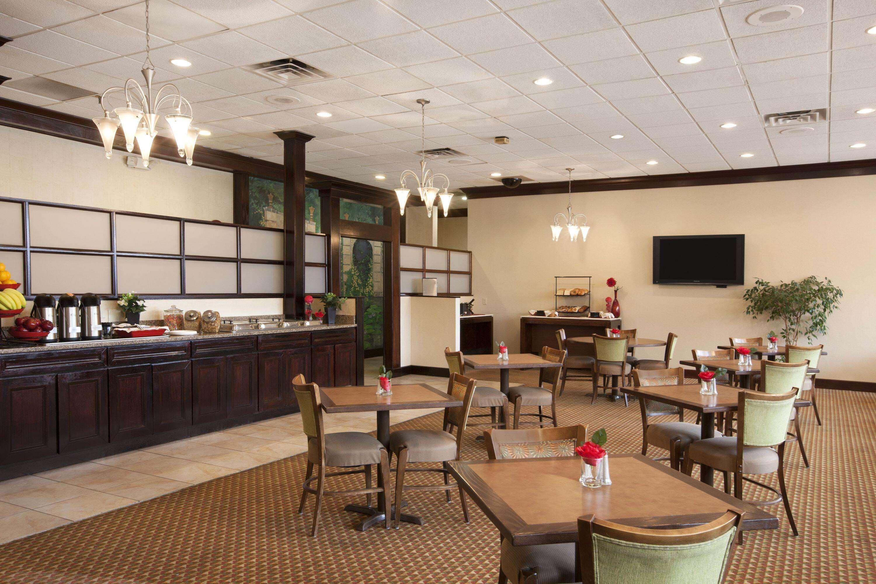 Ramada By Wyndham Newark/Wilmington Hotel Екстериор снимка