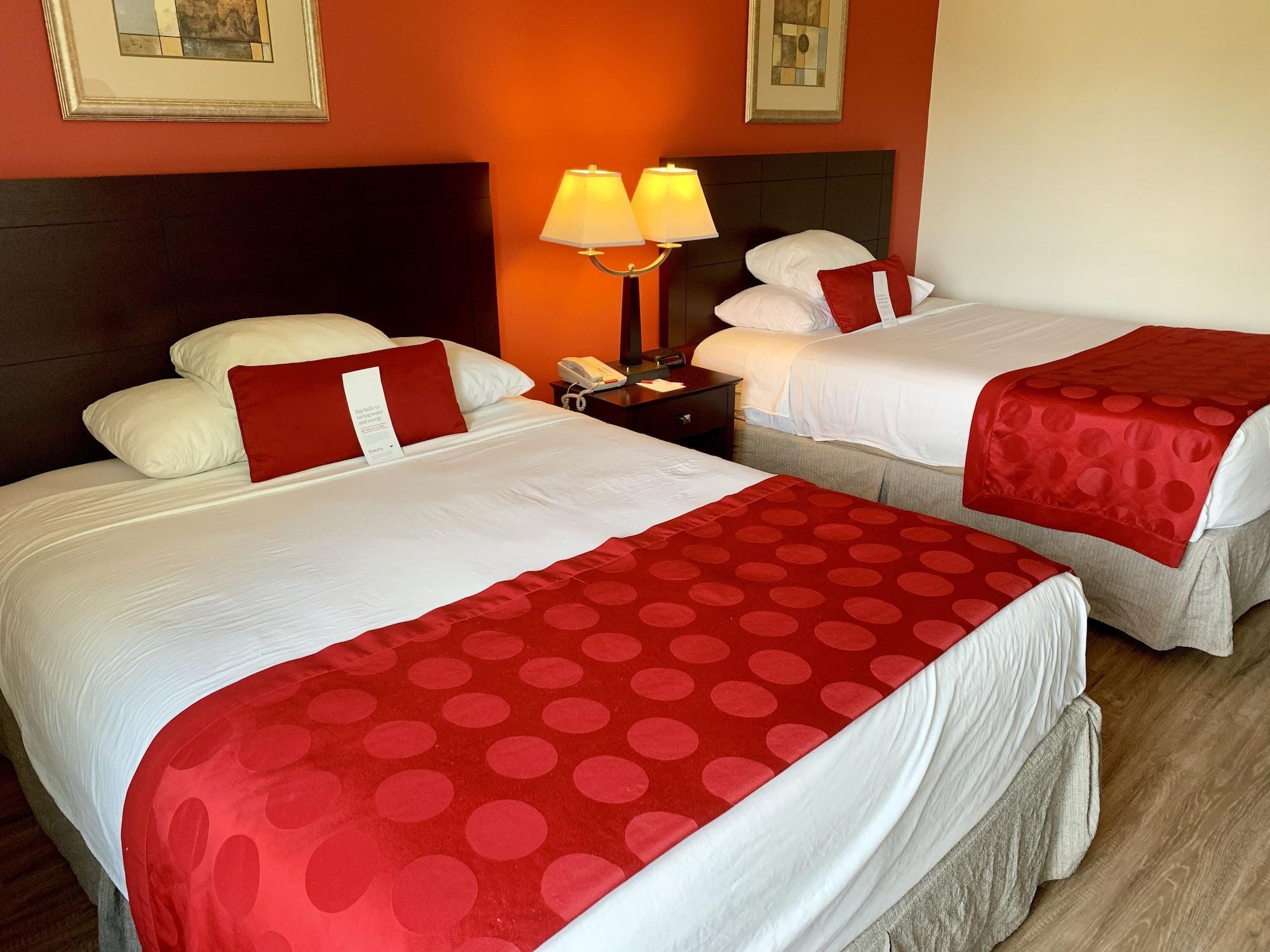 Ramada By Wyndham Newark/Wilmington Hotel Екстериор снимка