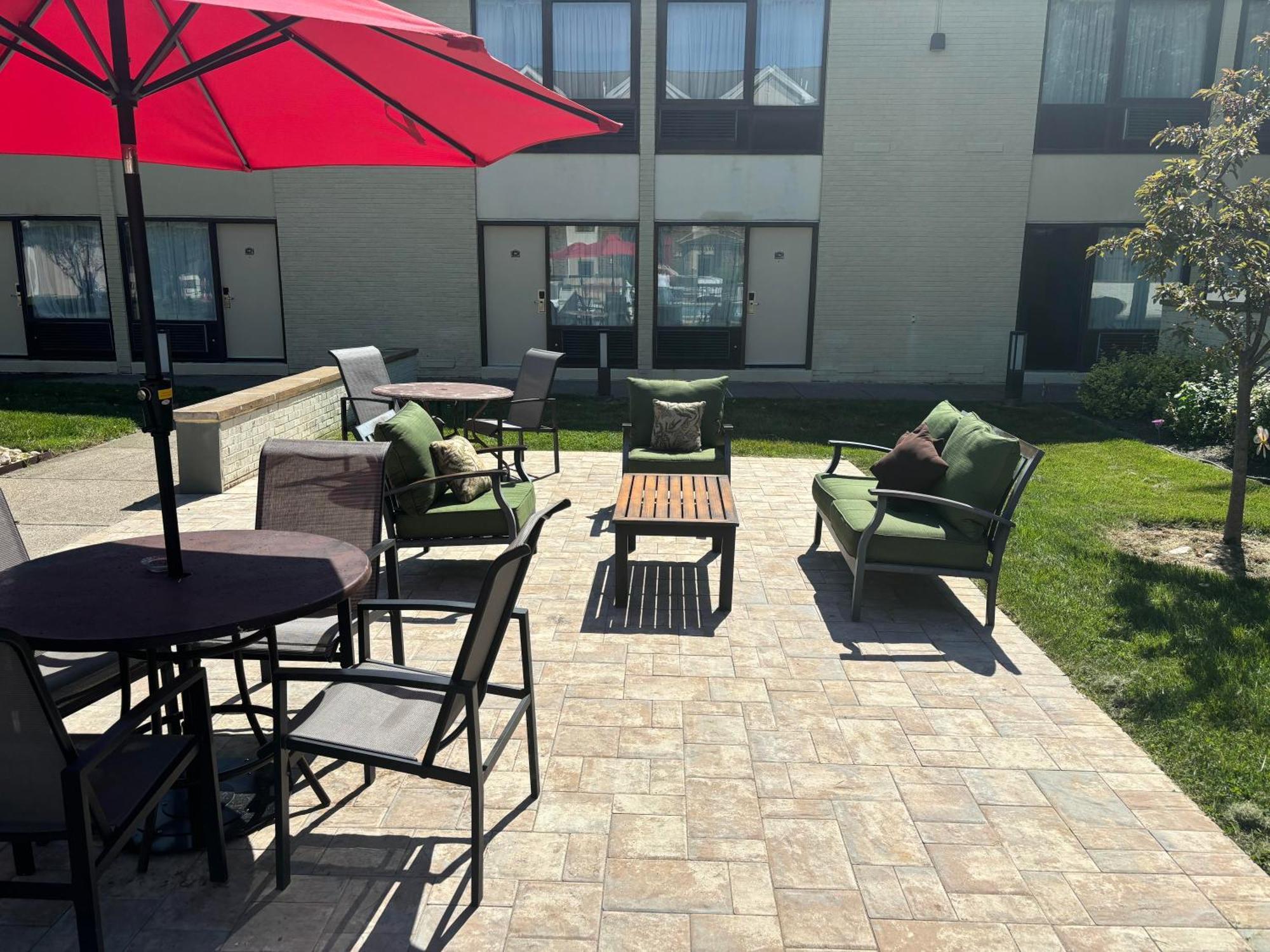 Ramada By Wyndham Newark/Wilmington Hotel Екстериор снимка