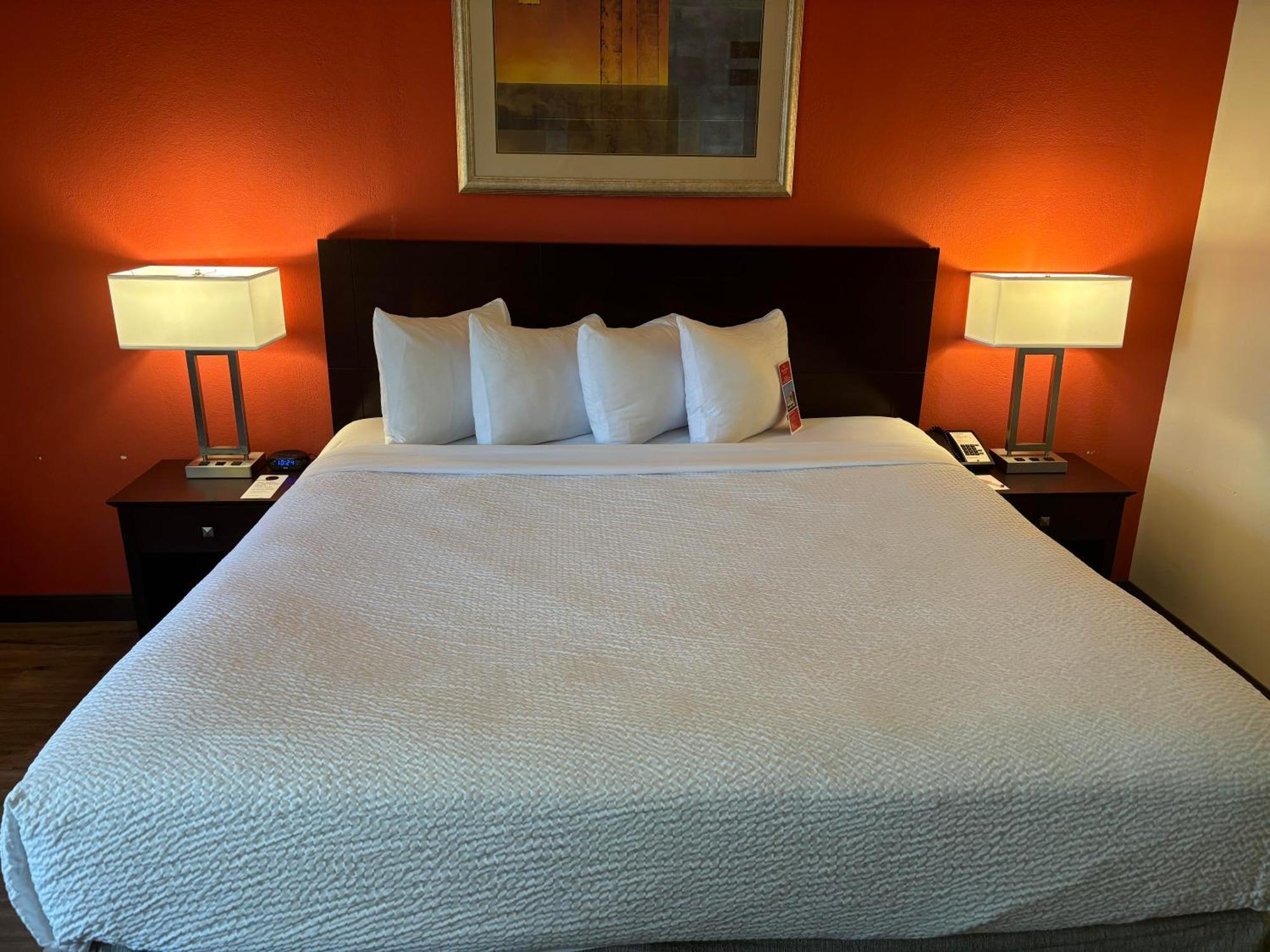 Ramada By Wyndham Newark/Wilmington Hotel Екстериор снимка
