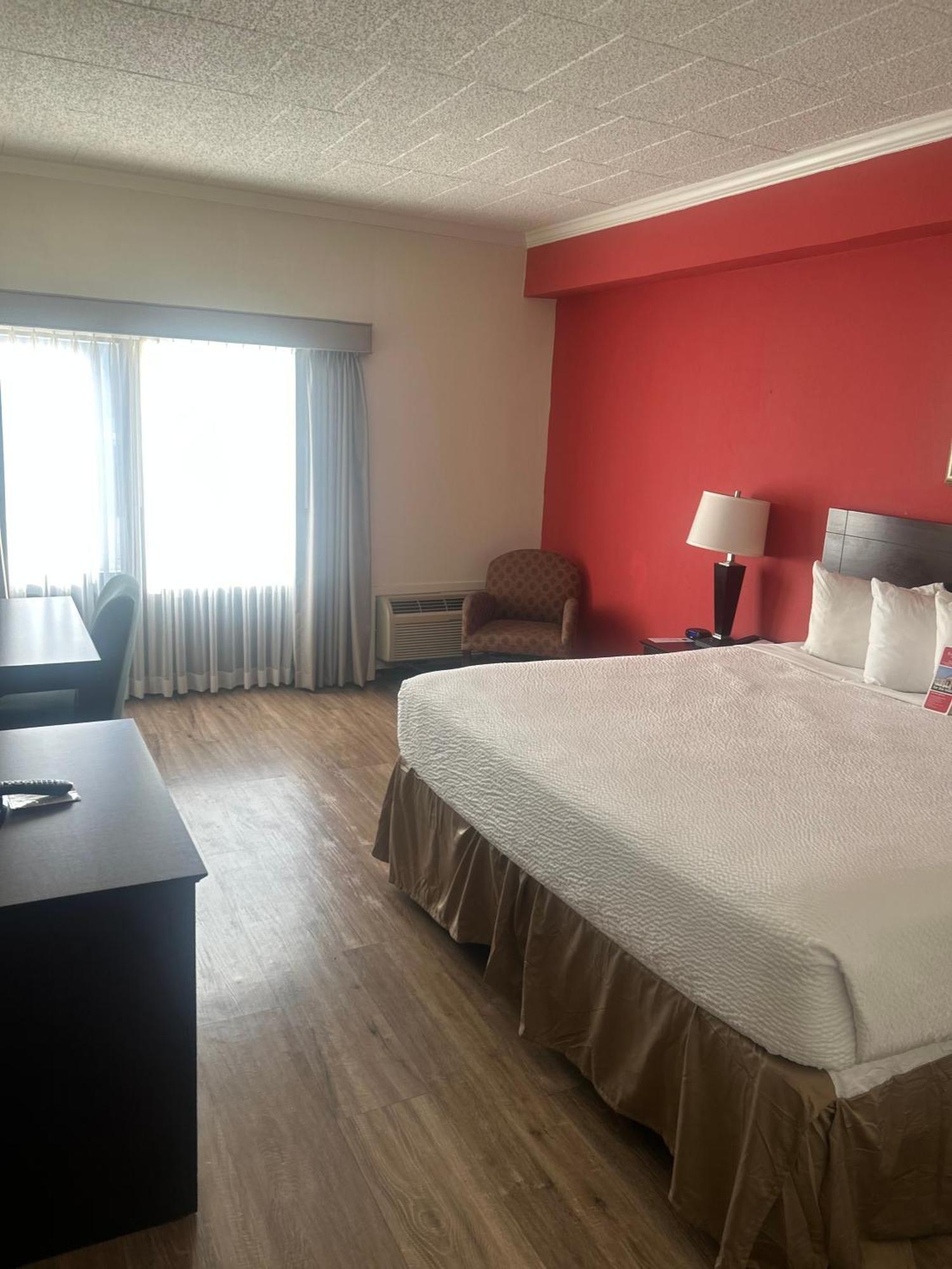 Ramada By Wyndham Newark/Wilmington Hotel Екстериор снимка