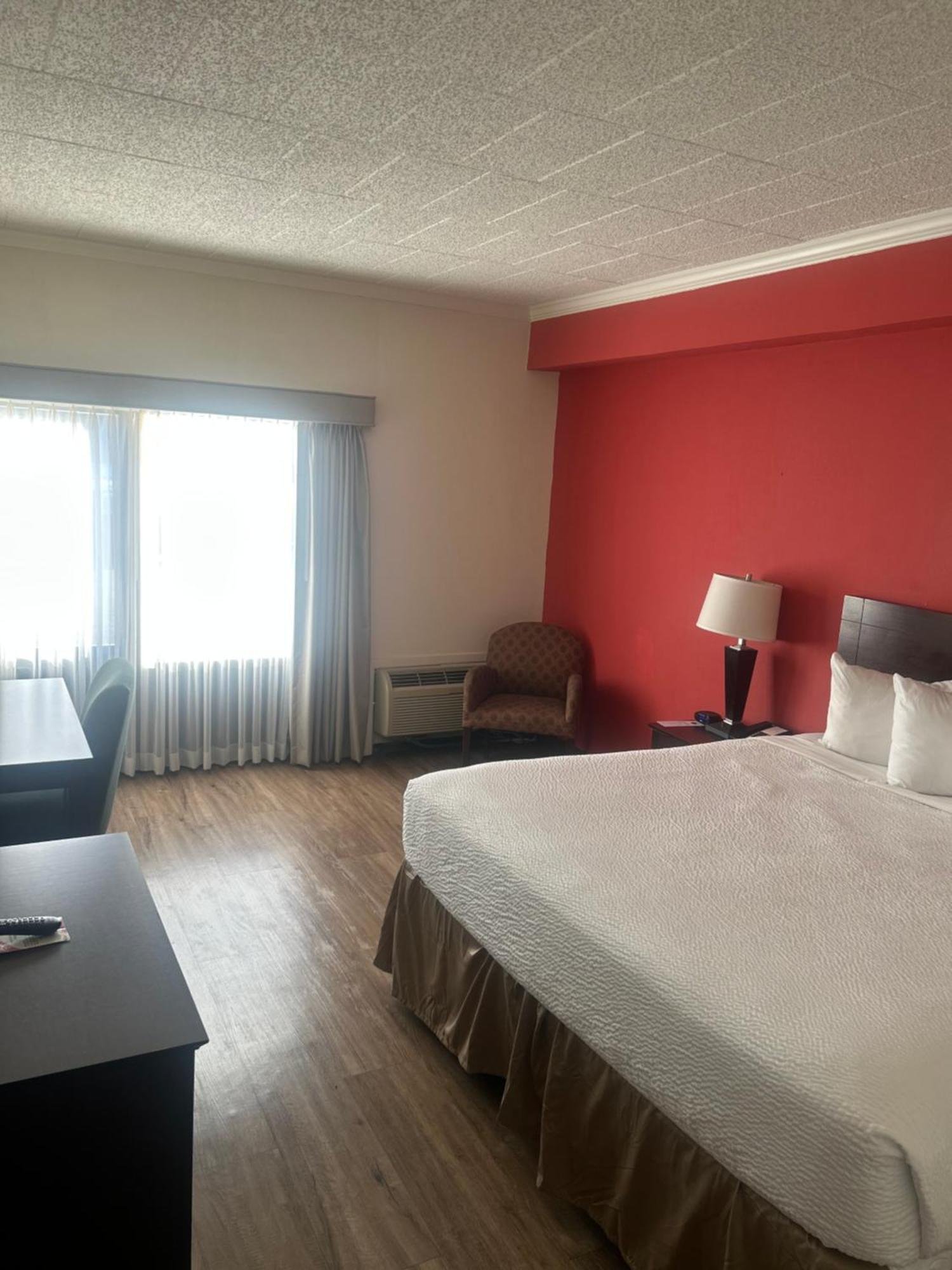 Ramada By Wyndham Newark/Wilmington Hotel Екстериор снимка