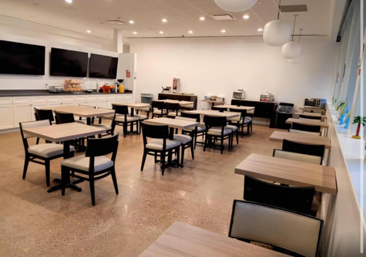 Ramada By Wyndham Newark/Wilmington Hotel Екстериор снимка