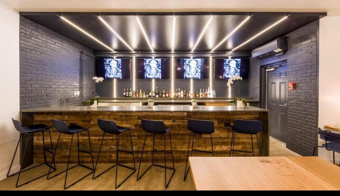 Ramada By Wyndham Newark/Wilmington Hotel Екстериор снимка
